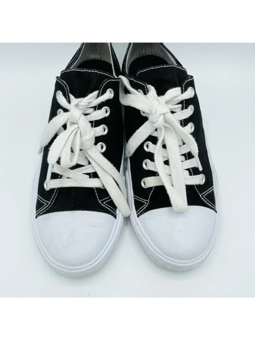 Mossimo Supply Co. Shoes Womens Size 8 Black White Comfort Sneakers Lace Up